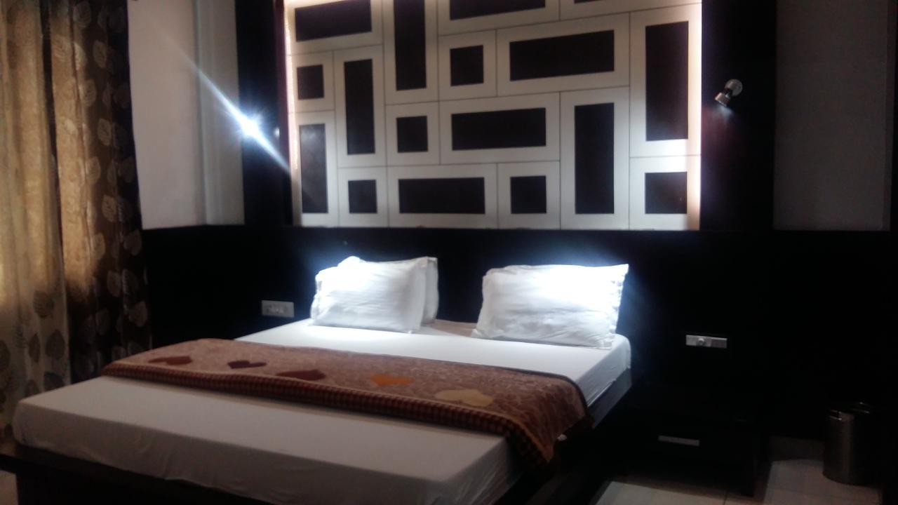 Hotel D2M Mānsa エクステリア 写真